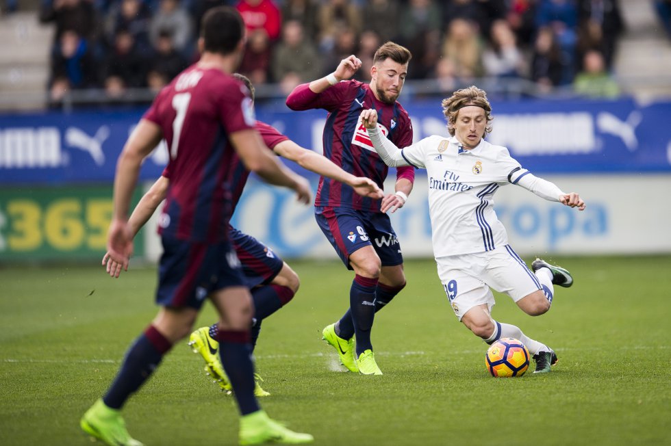 La afición del Eibar despidió con un fuerte aplauso al croata Luka Modric el 4 de marzo de 2017, cuando el Real Madrid venció 1-4 al conjunto armero en Ipurua. El volante, que la temporada pasada recibió el galardón al mejor jugador del mundo, aún usaba el dorsal 19 y no el 10. Aquel día Modric no marcó ningún gol ni asistió. Su juego y su dirección de la orquesta alcanzaron para que los 6.800 aficionados del equipo guipuzcoano reconocieran al talentoso centrocampista.