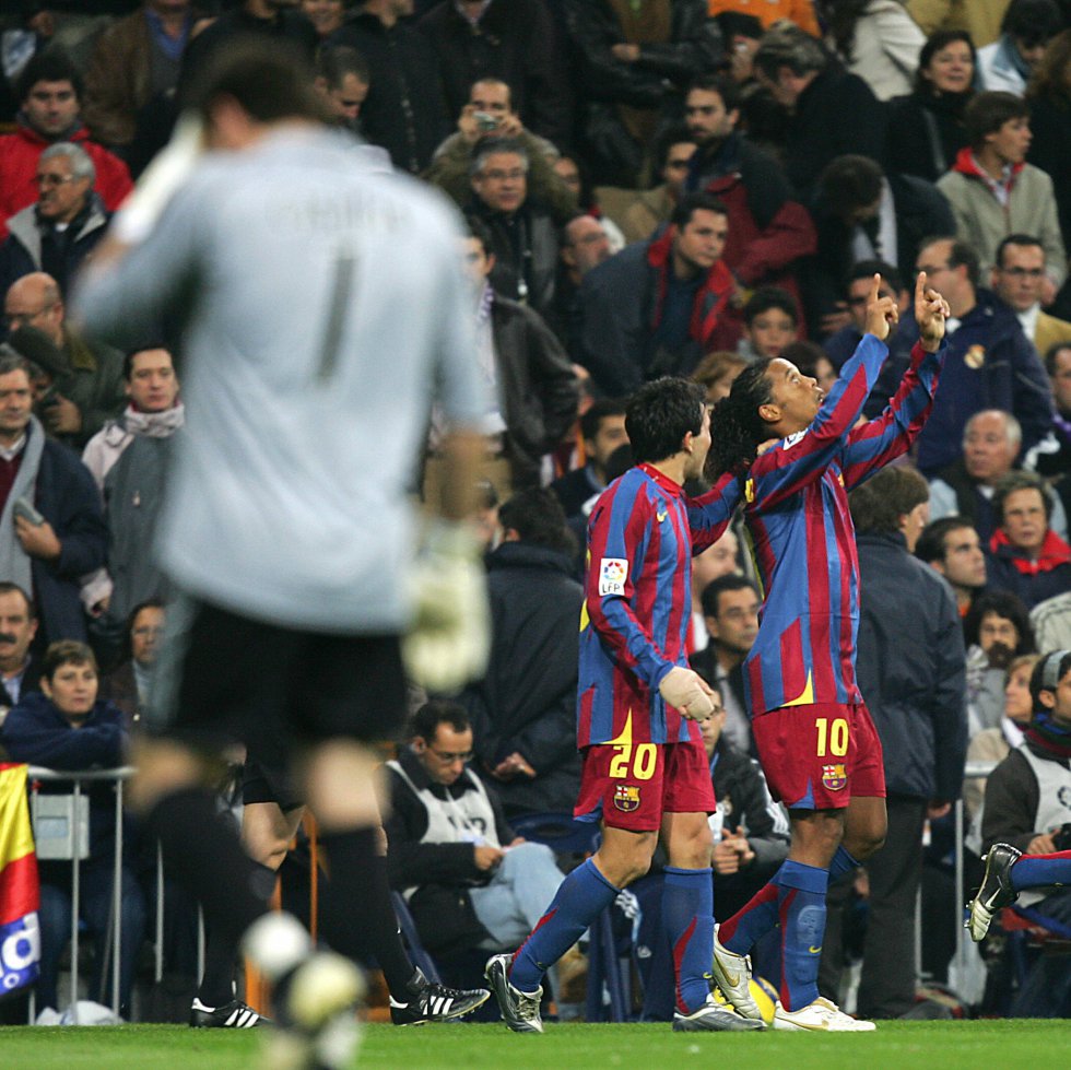 Una de las ovaciones más recordadas del fútbol reciente fue la que se ganó Ronaldinho en el Santiago Bernabéu el 19 de noviembre de 2005. El brasileño ofreció un recital de pases, regates y conducción vertiginosa del balón por el costado izquierdo. Marcó dos goles para enmarcar que solo pudieron ser respondidos con aplausos por la hinchada madridista, rendida a la magia del delantero, que ese año llevaría al Barcelona a ganar el título liguero por segundo año consecutivo y la segunda Liga de Campeones de su historia. Aquel fue el primer Clásico de Messi, que también cuajó un gran partido y que dio la asistencia del primer gol a Eto’o tras una gran carrera por la derecha.