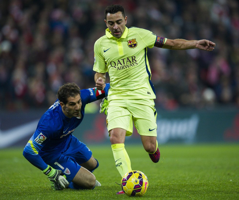Jornada 22. El Real Madrid, rival por la consecución del título del Barça, ha caído con un 4-0 en el Vicente Calderón. Y el FC Barcelona reacciona tomando el nuevo San Mamés e imponiéndose por 2-5 al Athletic Club. Ese estadio, tan fiel con los suyos como noble con sus adversarios, quiso reconocer a Xavi cuando fue sustituido para dar entrada a Rafinha por su enorme partido, siendo el motor de todas las acciones barcelonistas. El Barça terminó alzándose con el título liguero. Era la última temporada de Xavi como azulgrana.