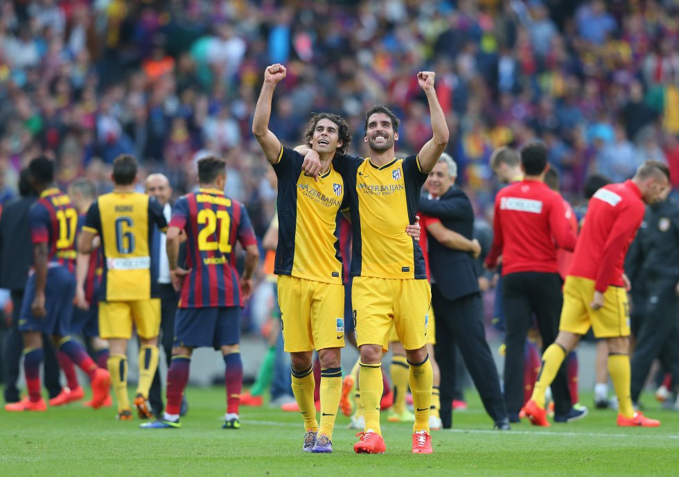 Se lo jugaban todo en el último partido. El Barça necesitaba la victoria, los tres puntos, al Atlético le bastaba un empate para ganar el título. En el minuto 13 Diego Costa, corriendo para contragolpear, se lleva la mano al muslo y pide el cambio. Diez minutos más tarde, Arda Turan, entonces rojiblanco, tras un choque con Cesc Fàbregas, se ve obligado a retirarse también. Escorado a la derecha de la portería, Alexis sacaba un disparo potentísimo con el que adelantaba al Barcelona. Tras el descanso, a centro de Gabi, Godín cabeceaba picada la bola a gol, el tanto que a la postre le daría su último título liguero al Atlético de Madrid. Fue un encuentro de alto voltaje pero, al final, cuando los colchoneros celebraban sobre el césped, el Camp Nou les rindió un caballeroso aplauso por el esfuerzo en la pugna.