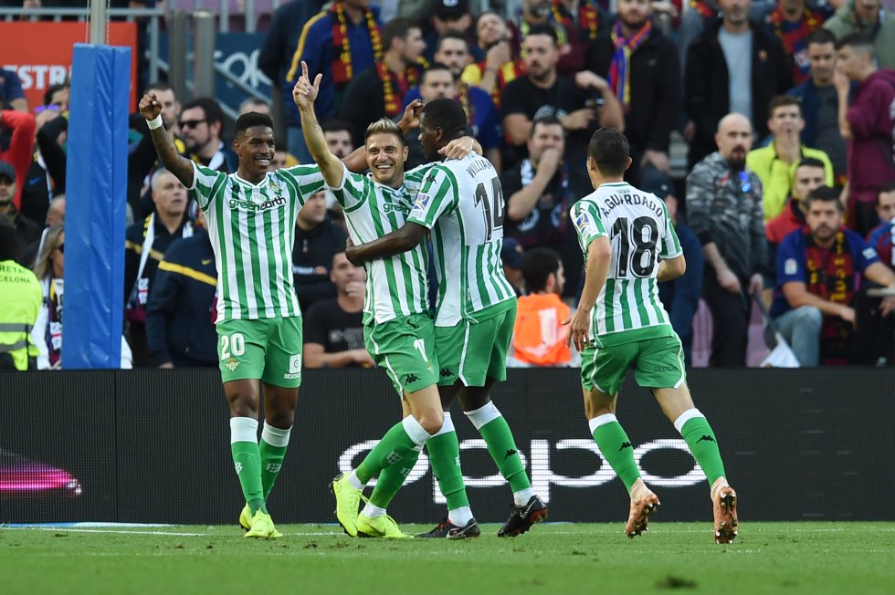 Es uno de los jugadores más queridos por el público español. Joaquín Sánchez consiguió algo que pocos lograron. El Betis, su Betis, venció esta temporada en el Camp Nou al Barcelona de Messi por 3-4, utilizando las armas habituales del conjunto azulgrana: posesión, toque y paciencia. La afición blaugrana reconoció al de El Puerto de Santamaría, que aquel día, el 11 de noviembre de 2018, marcó el segundo gol verdiblanco. Joaquín también se había llevado una gran ovación de Mestalla en septiembre de 2015, y pocos días después El Molinón le homenajeó al ser sustituido con el Betis por delante del Sporting en el marcador.