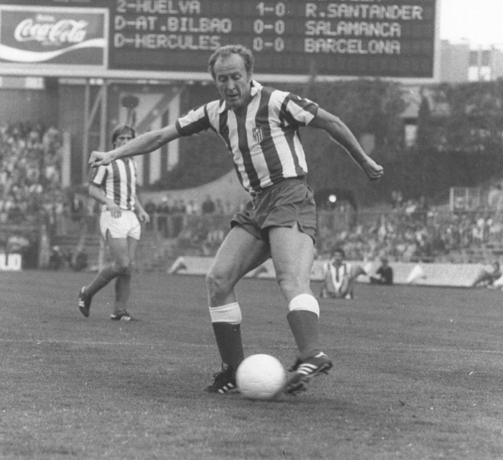 El centrocampista asturiano Marcial Pina estuvo ocho temporadas defendiendo los colores del Barça y tras ese periplo recaló en el Atlético de Madrid. En su segunda visita liguera al Camp Nou como rojiblanco se ganó el aplauso de su antigua hinchada al marcar dos golazos de falta. Lo que hace realmente única aquella actuación es que Pina ejecutó cada lanzamiento con una pierna distinta, hazaña que hasta hoy nadie ha logrado repetir en España.
