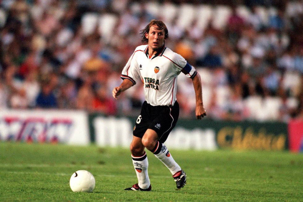 San Mamés también ovacionó en su día a Gaizka Mendieta, uno de los mejores jugadores vizcaínos de las dos últimas décadas que, sin embargo, nunca recaló en el Athletic. En 1998, con solo 23 años pero ya cinco temporadas en el Valencia a sus espaldas, Mendieta marcó el 0-3 definitivo en la Catedral con un gol (quizás) 'realmente increíble'. Cogió la pelota en el centro del campo, se fue de Roberto Ríos, sentó a Alkorta dos veces ya en el área y la envió al palo largo de la portería de Imanol Etxeberria. El reconocimiento de la parroquia rojiblanca fue inmediato. Raúl González, por cierto, no jugó en aquella jornada por lesión.