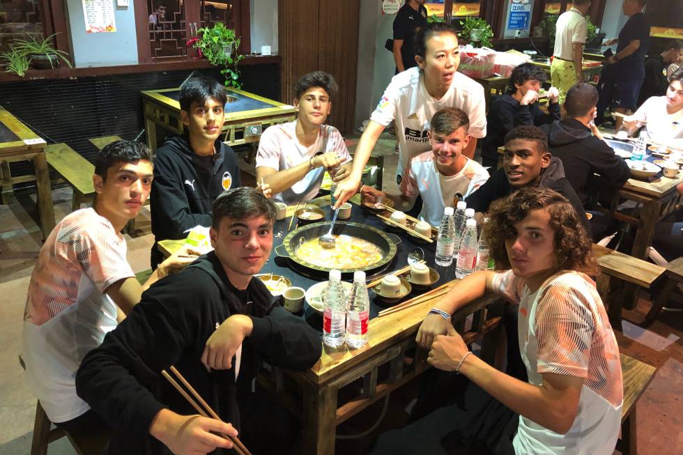 Los jugadores del Cadete A del Valencia CF en una cena típica china, en Kunming, China, durante LaLiga Hope Cup.