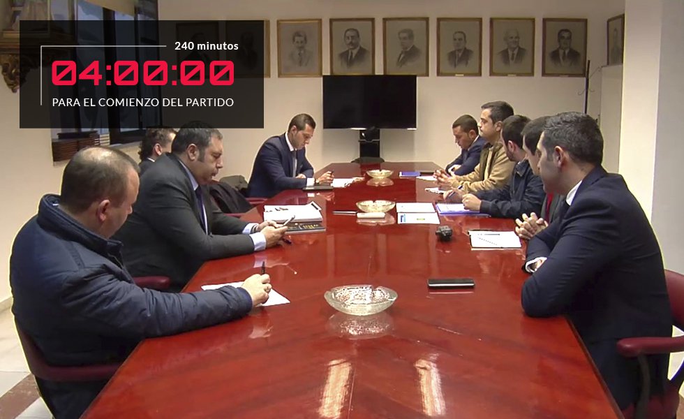 El Reglamento para la Retransmisión Televisiva dicta que todos los partidos deben comenzar cuatro horas antes del pitido inicial con una reunión en un despacho del estadio, en el espacio auxiliar de LaLiga. La coordina el director del partido, representante operativo de LaLiga en cada uno de los encuentros, que vela por el cumplimiento de todos los detalles, grandes y pequeños, para que los partidos sean uniformes. De él depende certificar si la altura del césped es la correcta, la iluminación es la adecuada o las vallas de publicidad tienen la altura exacta, entre otros más de 130 aspectos que establece el reglamento. Con la reunión comienza un ritual cuyos pasos hay que seguir al segundo.