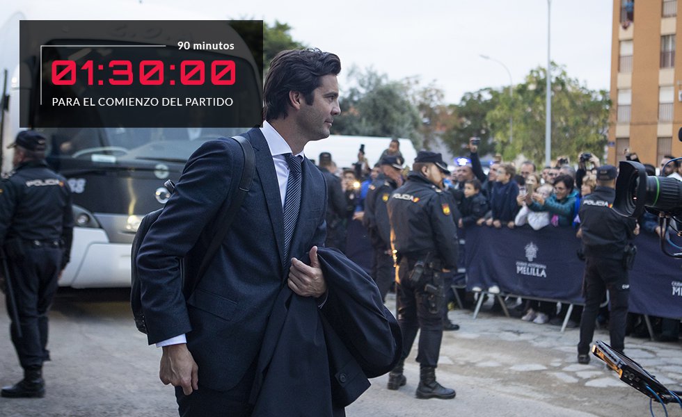 Los equipos tienen que estar en el estadio, como límite, 90 minutos antes de la hora pactada para el comienzo del encuentro. La puntual llegada de los equipos al estadio y su cobertura televisiva marcan el primer contenido de la señal de partido. A su llegada, el director de partido coordinará la primera entrevista con los entrenadores de cada equipo ante los operadores con derechos de televisión y entregará a los delegados de cada club el informe sobre el estado del césped.