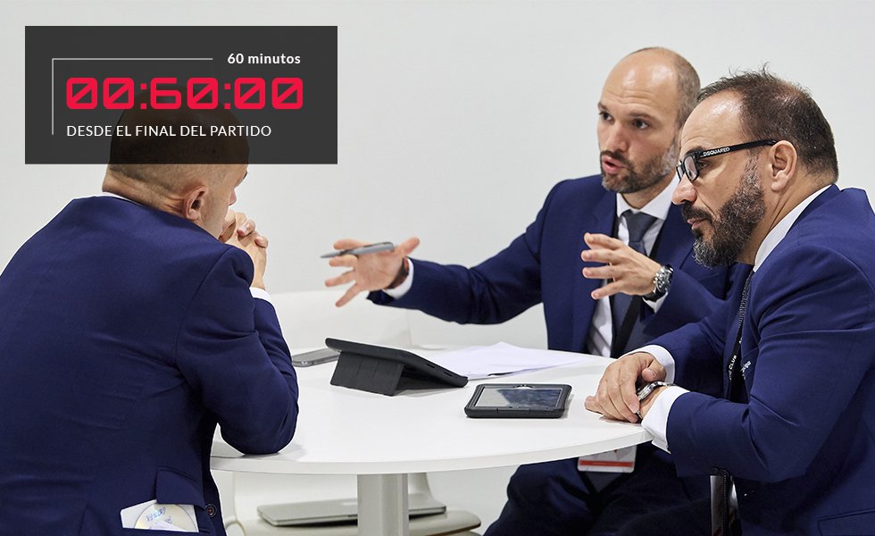 El partido terminó hace una hora o una hora y media. Los jugadores seleccionados ya dieron entrevistas y los entrenadores comparecieron en rueda de prensa. 15 minutos después del partido los focos de la iluminación pueden apagarse. El director de partido debe abordar diversas reuniones: con el productor y el realizador de la televisión para certificar que la retransmisión se desarrolló adecuadamente. Y con el contacto principal del club local para repasar los posibles incumplimientos del Reglamento para la Retransmisión Televisiva. Ahora sí. ¡Hasta la próxima jornada!