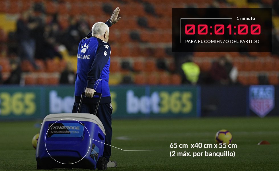 Las reglas de LaLiga determinan que cada equipo solo podrá tener dos neveras portátiles en el banquillo. Sus dimensiones no deberán superar los 65 centímetros de largo, 40 de ancho y 55 de alto. Está permitida la publicidad, siempre que una sea de una marca de agua y otra de la bebida isotónica que consuman los jugadores. Las botellas también pueden mostrar las marcas, siempre con idénticas características a las que presentan para su venta en el mercado. En la imagen, Isidoro Prieto González 'Isi', el histórico utillero del Rayo Vallecano, transporta una de las neveras.