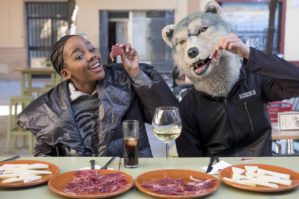La actriz Thuso Mbedu y el músico Jean-ken Johnny probando jamón en Triana (Sevilla).