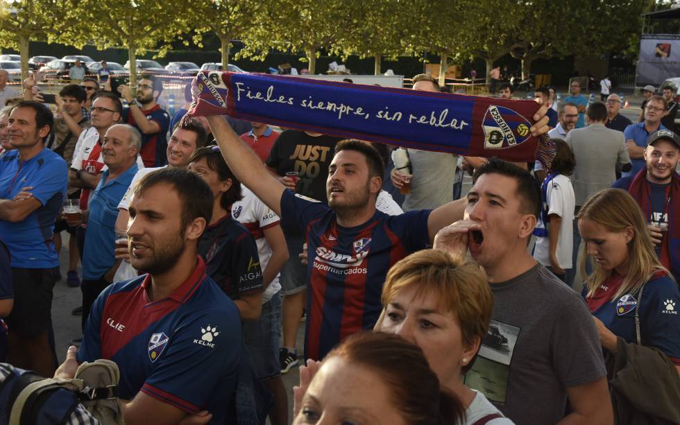 Aficionados de la SD Huesca antes del primer partido de LaLiga Santander en casa ante el Rayo Vallecano en septiembre de 2017.
