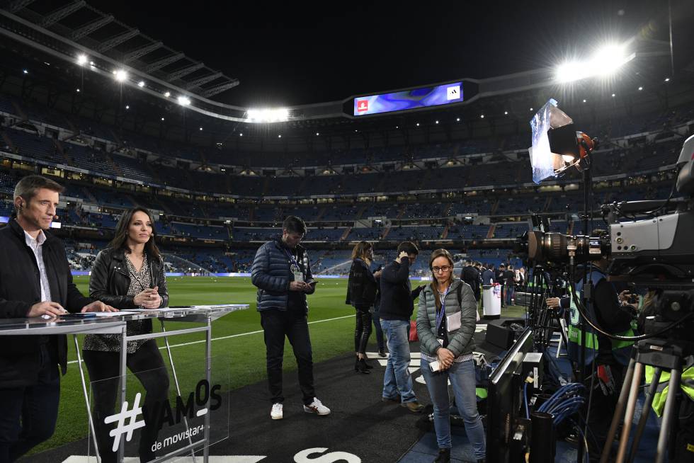 Presentadores, cámaras, productores y fotógrafos antes de un partido de LaLiga Santander en el Santiago Bernabéu.