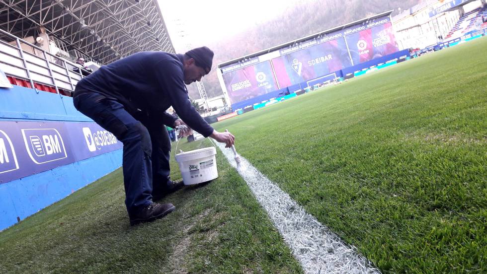 Un hombre pinta las líneas del estadio de Ipurua, el de la SD Eibar.