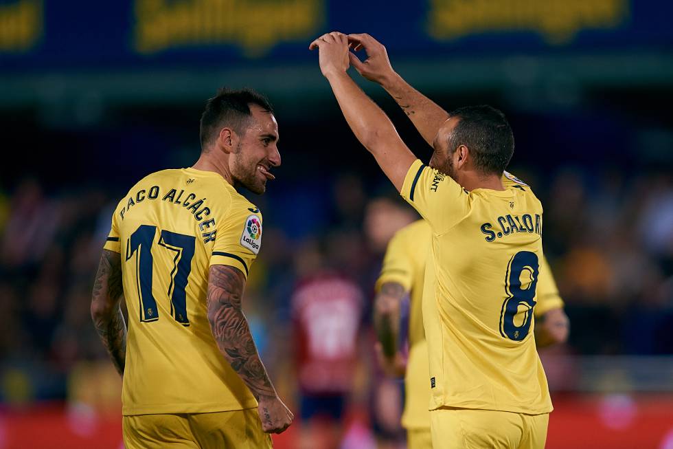 Paco Alcácer celebra su gol con Santi Cazorla.