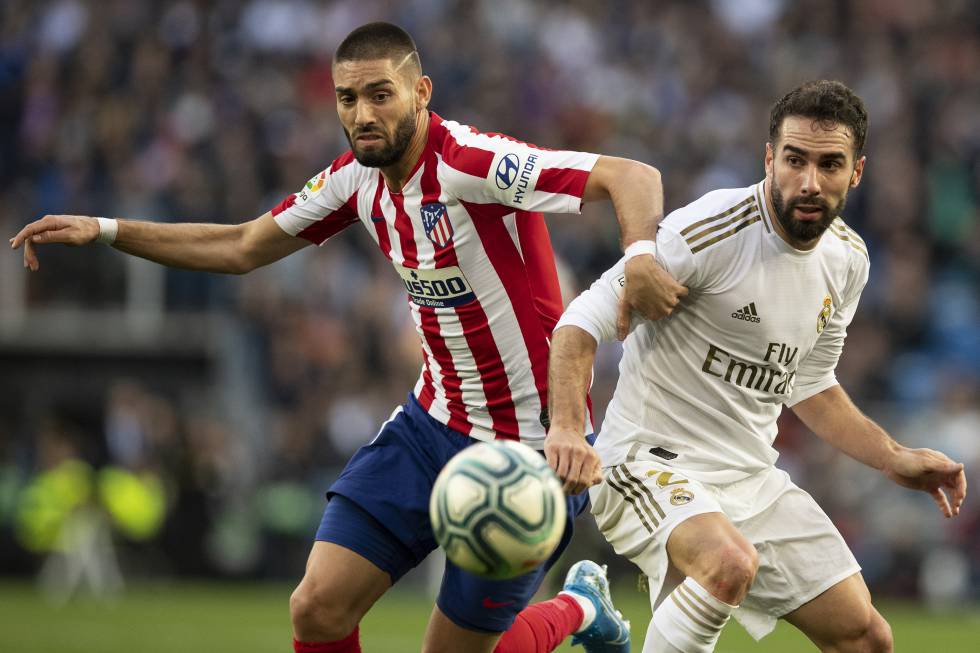 Yannick Carrasco, de nuevo de rojiblanco, en un duelo con Dani Carvajal durante el derbi.