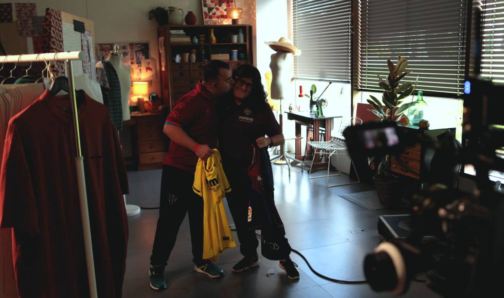 Dos jugadores de LaLiga Genuine Santander durante el rodaje de la campaña de 'La camiseta de todos'.