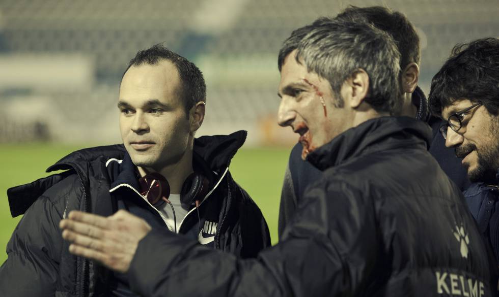 Andrés Iniesta, a la izquierda en la imagen, es otro de los futbolistas que se pasó al cine. En su caso en la película '¿Quién mató a Bambi?', donde actuó  junto a Ernesto Alterio. 