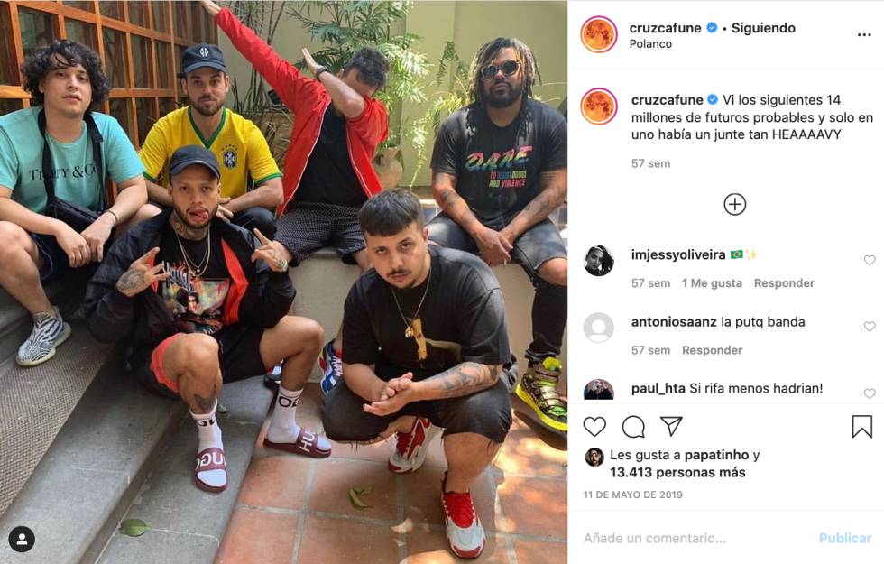 Cruz Cafuné, adelante a la derecha, con otros músicos urbanos: Hadrian (a su lado), El Beatboy (arriba a la izquierda), Papatinho (con la camiseta de la selección brasileña), y Jamaicanjerm (arriba a la derecha).