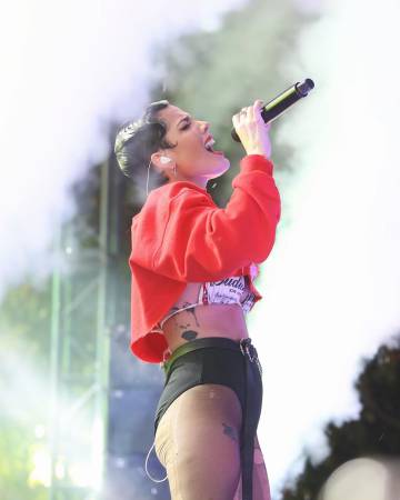 Actuación de Halsey en el BUDX Miami de Budweiser el 2 de febrero de 2020 en Miami Beach (Florida, Estados Unidos).