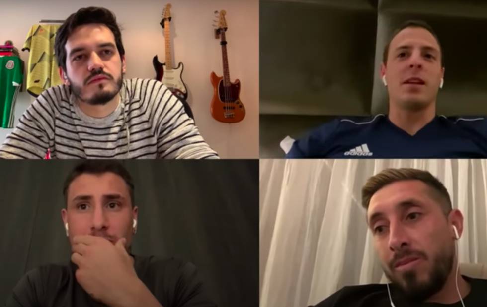 El músico Juan Pablo Villamil junto a los futbolistas del Atlético de Madrid Santiago Arias, José María Giménez y Héctor Herrera.