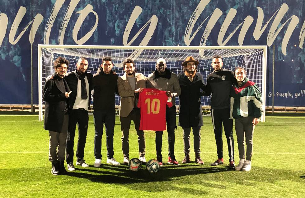 Los integrantes de la banda Morat en un acto con LaLiga en las instalaciones del Fuenlabrada CF.