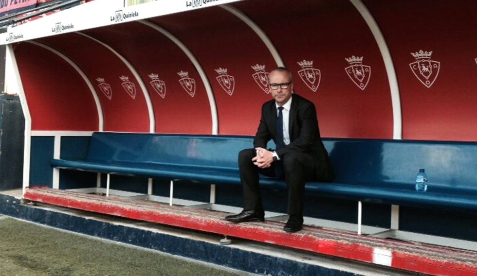 Andrés Vidorreta, delegado del CD Numancia, en el banquillo de El Sadar (Pamplona).