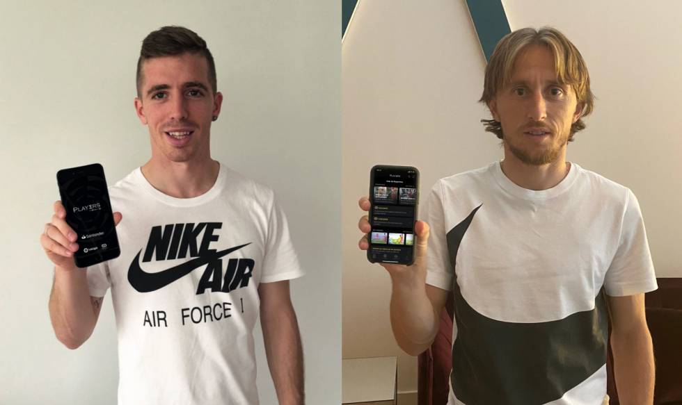 Los futbolistas Iker Munian y Luka Modric mostrando la aplicación Players desarrollada por LaLiga y el Club del Deportista.
