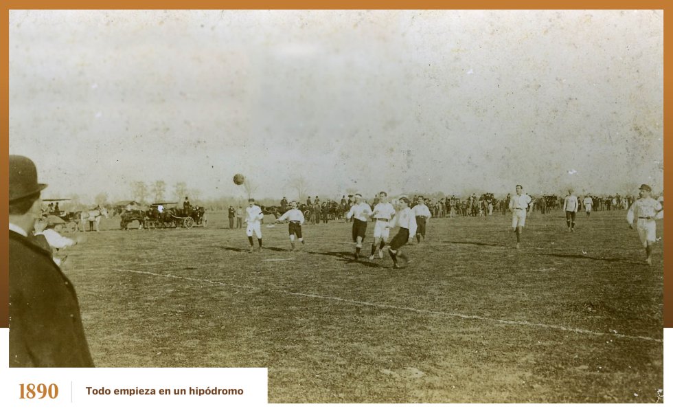 Si entre el público de los primeros partidos de fútbol se distinguen carruajes y caballos es porque buena parte de aquellos se disputaron en hipódromos. En el que aparece en la imagen, la Dehesa de la Tablada, el Sevilla FC jugó como local hasta 1909. Allí disputó su primer encuentro oficial en 1890, contra el Huelva Recreation Club (actual Real Club Recreativo de Huelva) y bajo el arbitraje del vicecónsul británico en la capital hispalense, según recogió la prensa de la época. Pero hubo otros. El hipódromo de Lamiako, en Leioa, a unos 10 kilómetros de Bilbao, y el real hipódromo de la Casa de Campo en Madrid acogieron las andanzas del Athletic Club y el desaparecido Cricket y Foot-Ball Club, otro de los pioneros del balompié en España, fundado en Madrid en 1879, antes de que se empezaran a construir estadios pensados para el deporte rey en el siglo XX.