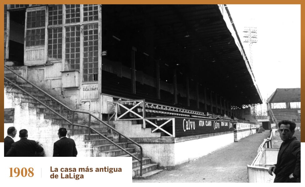 La casa más antigua de LaLiga es El Molinón. No se conoce la fecha de construcción, pero una crónica de El Comercio da fe de que en 1908 se disputó allí un “match de foot ball”. A falta de detalles sobre su aspecto, la incorporación de una puerta de entrada y una tribuna de madera en 1917, fecha de la inauguración oficial del feudo del Real Sporting, da una idea de lo rudimentario de los orígenes del único campo construido en la primera década del siglo pasado que sigue siendo usado por un equipo en la élite, tras diversas remodelaciones y un grave incendio en 1931. Su infraestructura era precaria, un rasgo común en una época en la que el primer terreno de juego en propiedad que tuvo el FC Barcelona en 1909, por ejemplo, tardó años en disponer de duchas, una grada lateral y una valla para separar el público del verde.
