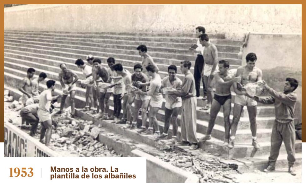 En los años cincuenta el balompié ya había cambiado la madera, el material con el que se edificaron algunas de las primeras gradas, por el hierro y el hormigón. Asimismo, con el tiempo se fueron incorporando nuevos elementos arquitectónicos, como las cubiertas en ciertas zonas de grada, y otras comodidades como los banquillos para técnicos y suplentes. Todo un trabajo de albañilería que en un caso excepcional en la historia del deporte llevó a cabo un plantel de futbolistas, los del Elche CF. En la previa de la temporada 195354, cuenta el periodista Santiago Gambín, los jugadores decidieron tomar las riendas de una institución que atravesaba una delicada situación económica y con sus propias manos repararon los desperfectos del antiguo terreno de juego de Altabix, que sería derruido en los ochenta, además de encalar y pintar las gradas.