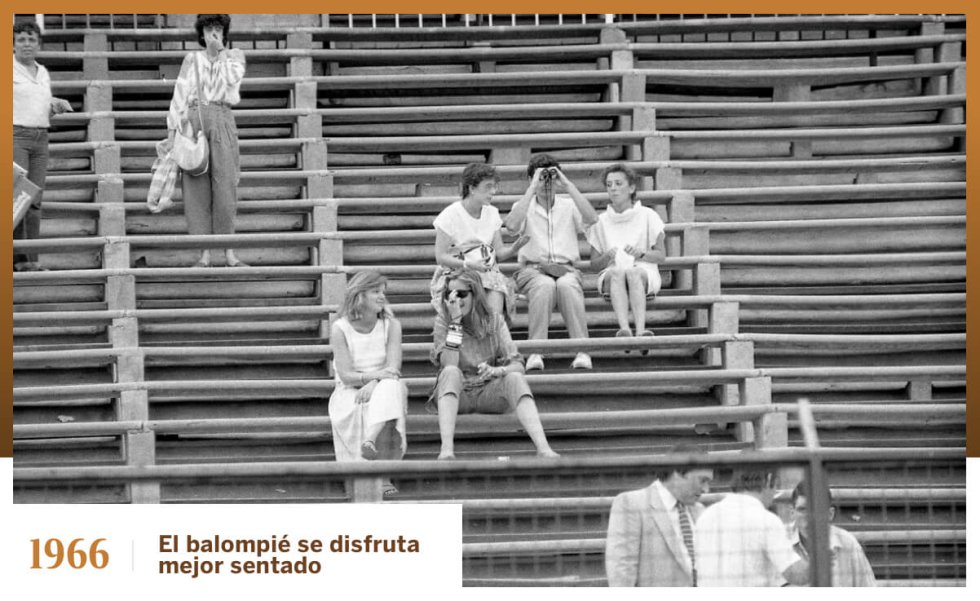 Aunque desde hace muchos años la mayoría de aficionados solo se levante de su silla cuando presencia un gol o algún otro lance destacable del juego, hubo una época en la que el balompié se disfrutaba de pie. En los campos de los primeros equipos profesionales, de hecho, había más plazas de pie y hasta mediados del siglo XX aún se reservaba espacio en los nuevos estadios para este tipo de localidades. El Vicente Calderón, inaugurado en octubre de 1966 y demolido entre 2019 y 2020, fue el primer estadio que se construyó con todas sus plazas pensadas para estar sentado. En España, desde la Ley del Deporte de 1990, es obligatorio que todas las instalaciones de categoría profesional tengan localidades numeradas, algo que también obliga el reglamento de LaLiga.