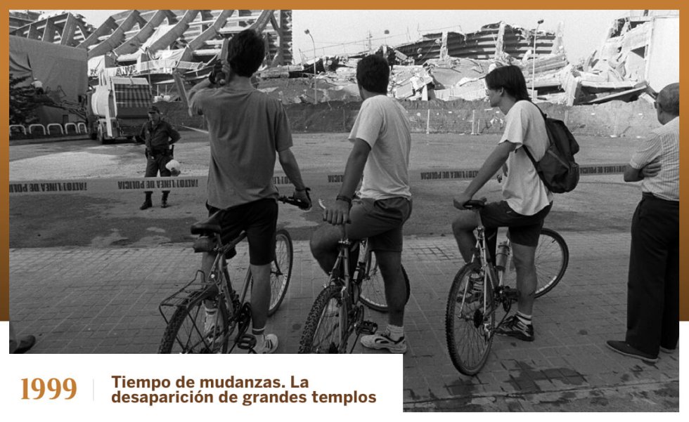 El fútbol español aprovechó la cercanía del cambio de siglo para decir adiós a algunos de los que habían sido algunos de sus grandes templos. En 1997, 1999 y 2003 fueron derruidos Sarrià (en la foto), Atotxa y el Carlos Tartiere, la casa durante décadas del RCD Espanyol de Barcelona, la Real Sociedad y el Real Oviedo, respectivamente. Además, el RCD Mallorca y la UD Las Palmas dejaron sus viejos coliseos en 1999 y 2003. Unas mudanzas que, pese a la nostalgia de otros tiempos, trajeron importantes mejoras y comodidades para las hinchadas.