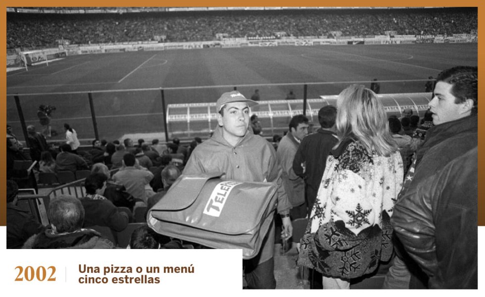 De las pipas a los bocadillos caseros. O de la pizza que se podía pedir desde el asiento (una iniciativa que impulsó el Atlético de Madrid dos décadas atrás) a restaurantes con chefs con estrella Michelin. Los campos han ido sumando experiencias. Se han convertido en visita obligada para los turistas que visitan las ciudades. El museo del Real Madrid en el Santiago Bernabéu es el tercero más visitado de la capital, solo por detrás del Reina Sofía y del Museo del Prado. El restaurante Puerta 57 en el campo madridista, con vista directa al césped; el Roma 2009 en el último anfiteatro del Camp Nou, o el San Mamés Jatetxea, debajo de la grada, en casa del Athletic Club, son los más destacados. Lejos de los centros urbanos de cada ciudad, los anillos periféricos de cada campo también son sitios donde probar los sabores más variados, como los camiones de comida alrededor del Wanda Metropolitano, que sirven desde arepas venezolanas o empanadas argentinas hasta bocatas de calamares.