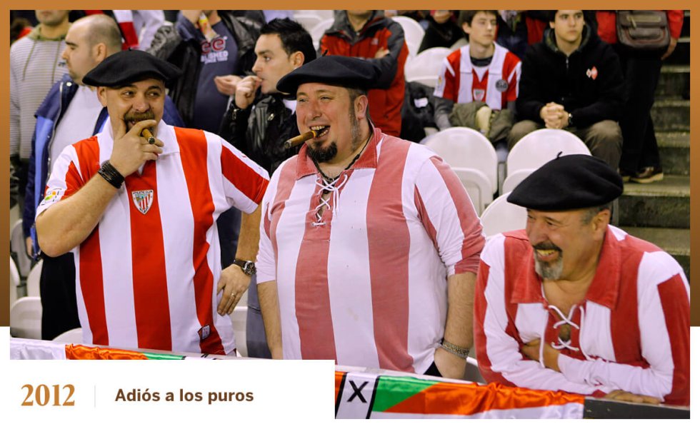 La ley antitabaco de 2010 no prohibía fumar en todos los estadios sino en aquellos espectáculos deportivos cerrados. Aún así, el FC Barcelona fue el primer equipo en LaLiga Santander en intentar limpiar su campo de malos humos. En 2012, vetó los cigarrillos y los puros en el Camp Nou. Durante estos años, varios clubes españoles de LaLiga Santander y de LaLiga SmartBank se han sumado a la iniciativa: Deportivo Alavés, Real Sociedad, Athletic Club, SD Eibar, Real Valladolid, RC Celta, Málaga CF, CF Fuenlabrada, Girona FC… Los cuatros equipos vascos de la élite, sí, y es que en Euskadi, desde 2016, la ley prohíbe hacerlo en estadios de fútbol y en frontones. En 2019, la FIFA firmó un acuerdo de cuatro años con la Organización Mundial de la Salud (OMS) para que no estuviera permitido fumar en ningún evento organizado por la entidad rectora del fútbol mundial libres de humos.