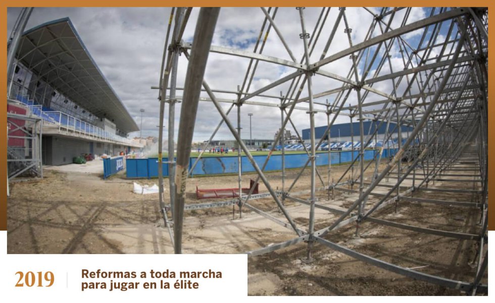 La mejora de los recintos está impulsada también por las obligaciones impuestas por LaLiga, que determina la infraestructura mínima con la que debe contar el estadio de cada club que quiera jugar en la élite. Desde su meteórico ascenso a LaLiga SmartBank e inmediatamente después a LaLiga Santander, hace ya seis años y medio, la SD Eibar ha invertido cerca de 20 millones de euros en ampliar y modernizar Ipurua, hasta hacer posible que en sus gradas quepa casi el 30% de la ciudad, de 27.700 habitantes, una de las más pequeñas de LaLiga Santander. El CF Fuenlabrada, que llegó por primera vez a LaLiga SmartBank en 2019, tuvo que adaptar en tiempo récord su estadio a las exigencias televisivas (habilitar posiciones de cámara, instalar una iluminación potente y garantizar el flujo de energía eléctrica, salas de prensa y cabinas de televisión, una zona mixta y para las entrevistas postpartido) y de la competición (cabinas del VAR, salas antidopaje, cámaras para el almacenamiento de big data y su videoanálisis, así como zonas delimitadas para la afición visitante y control de accesos). En resumen: superestadios.
