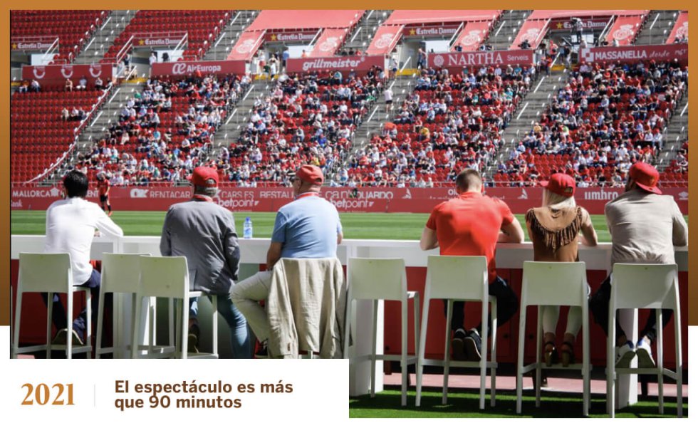 Antes de la pandemia, los equipos se estaban esforzando en hacer del fútbol una fiesta que fuera más allá de lo que ocurre en el terreno de juego. Los estadios españoles están ampliando las posibilidades, tanto gratuitas como de pago, para que los seguidores puedan vivir más intensamente el día de partido: desde compartir los espacios antes reservados a los profesionales hasta complementar su experiencia futbolística con dosis de historia, gastronomía y diversión. El RCD Mallorca tiene la Tunnel Experience, que permite a un grupo de entre diez y veinte aficionados estar junto a los jugadores en el túnel de vestuarios poco antes de que salten al terreno de juego y vivir el partido a pie de campo. ¿Cómo será el fútbol cuando volvamos a sus escenarios más bonitos?