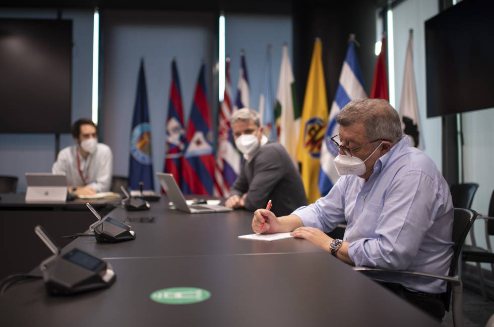 El jefe de Gabinete de Presidencia de LaLiga, Víctor Martín, en primer plano junto a sus compañeros Luis Gil y Jaime Blanco en la sede de LaLiga.