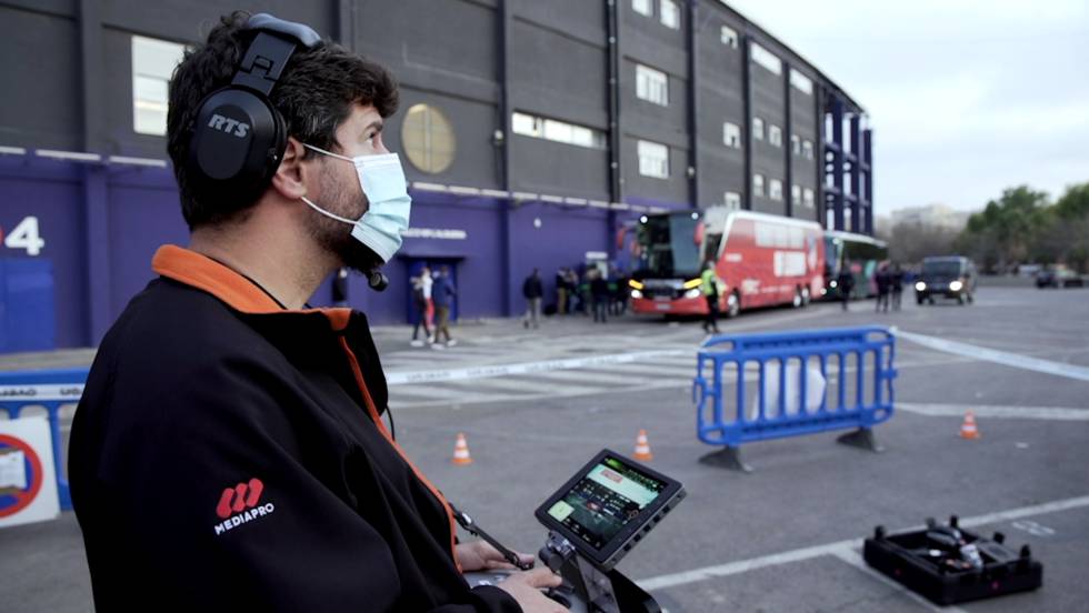 El piloto Pablo Jurado captura desde el aire la llegada de los futbolistas al estadio antes del partido entre el Levante UD y el Atlético de Madrid.