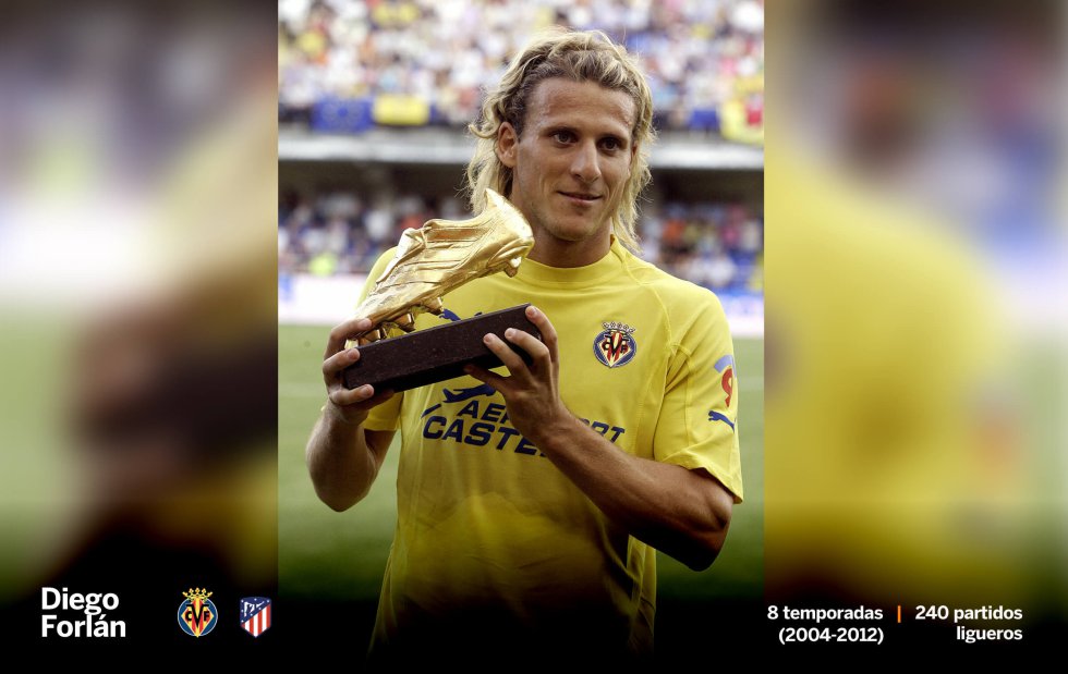 Diego Forlán fue un delantero que marcó época en el fútbol español y no solo por su larga melena rubia y sus potentes disparos. Hoy sigue siendo el único futbolista que logró convertirse en el máximo goleador del fútbol europeo con las camisetas de Villarreal CF y Atlético de Madrid. Además, con su selección fue el máximo anotador del Mundial de Sudáfrica de 2010, empatado con David Villa, Wesley Sneijder y Thomas Müller.