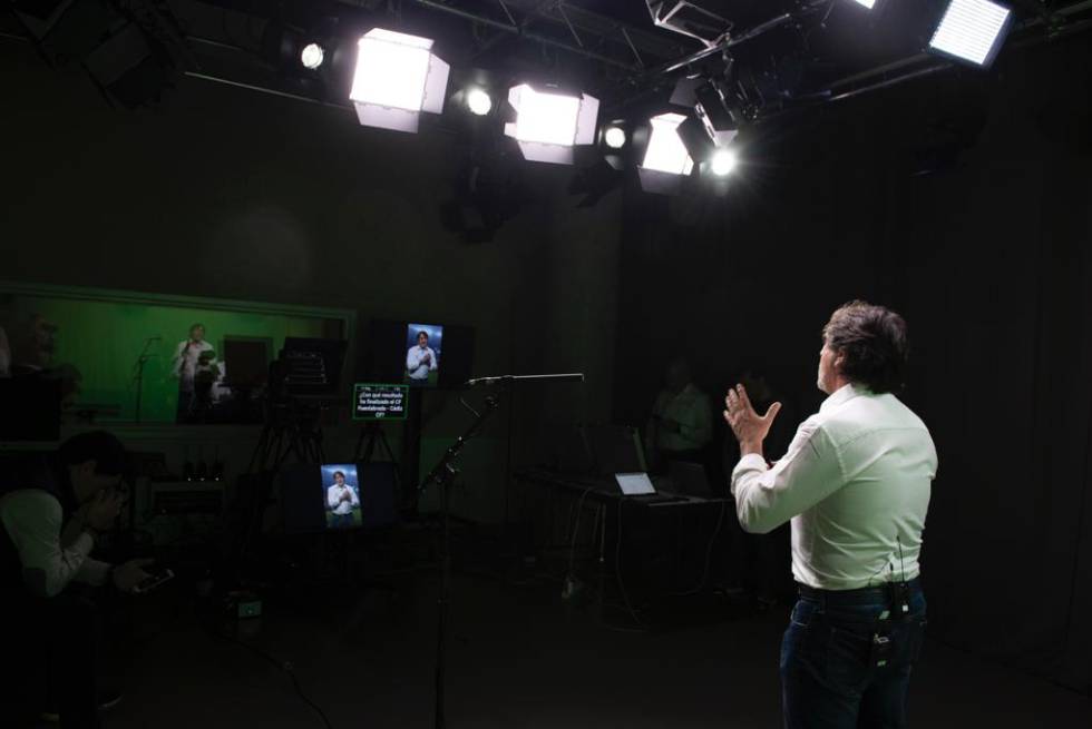 Raúl Ruiz presenta una edición del Santander Football Quiz un lunes por la noche.