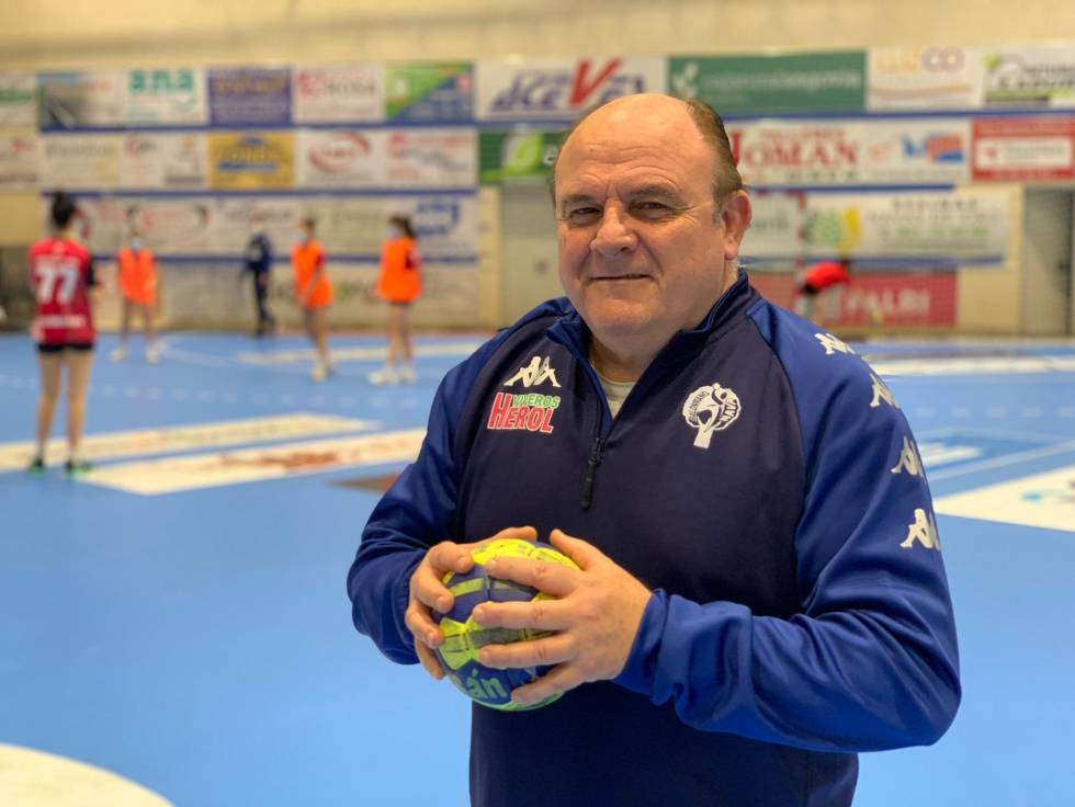 El entrenador del Viveros Herol, Zupo Equisoain, en la pista del equipo segoviano.