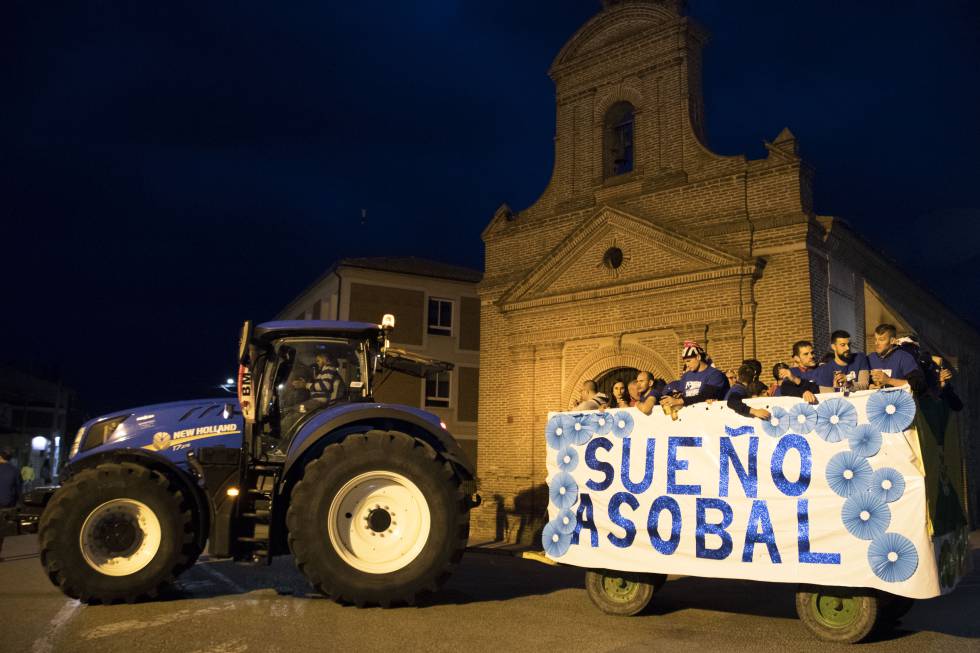 La plantilla del Viveros Herol celebra en 2019 el ascenso a ASOBAL sobre el tractor que les llevó por todo el pueblo.