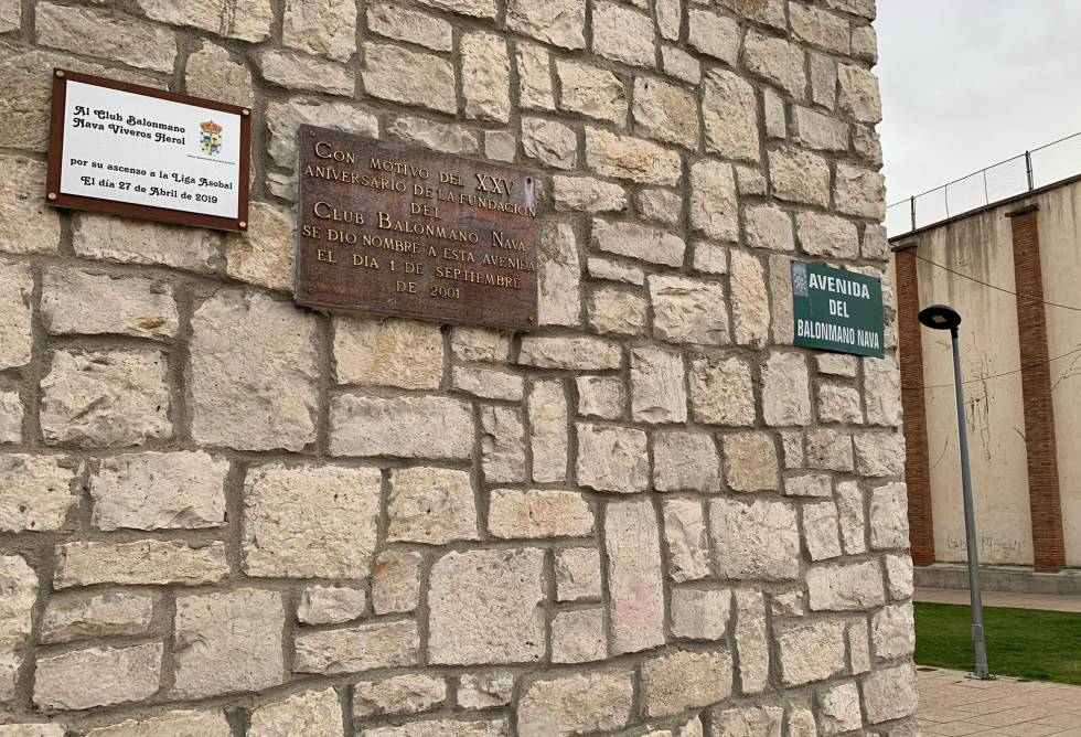 Placas conmemorativas en la avenida del Balonmano Nava, una de las arterias principales de Nava de la Asunción.