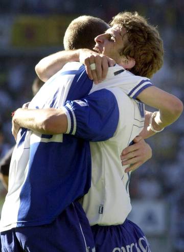 Iván Alonso, de cara, y Jordi Cruyff celebran un gol en un partido de la máxima categoría liguera entre el Deportivo Alavés y el Real Zaragoza, el 21 de abril de 2002.