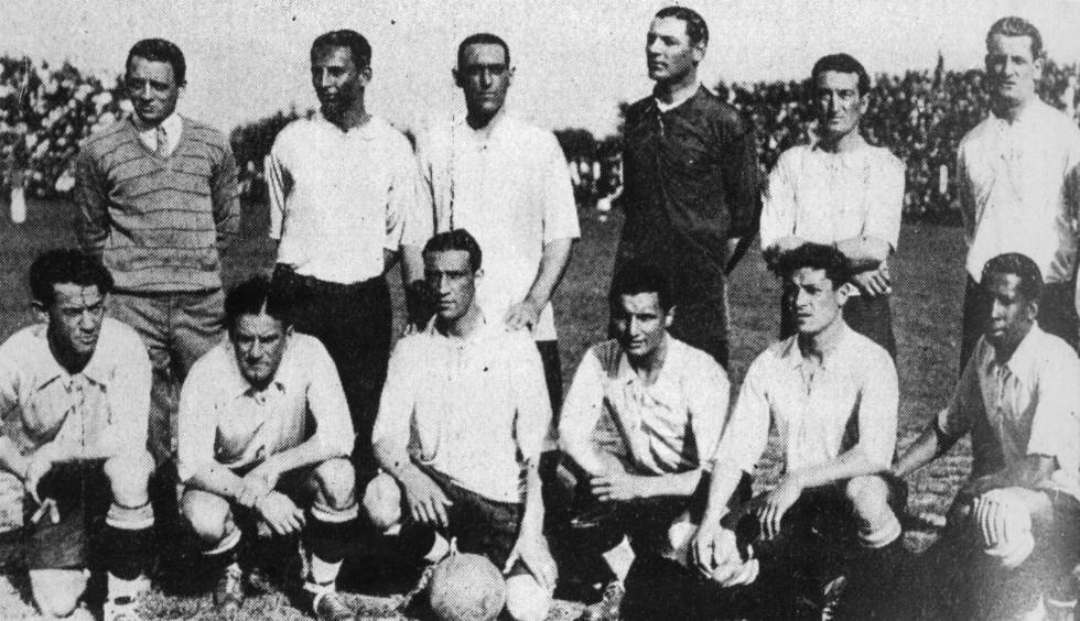 La selección uruguaya campeona de la Copa América de 1926. Abajo, de izquierda a derecha: Santos Urdinaran, Scarone, Rene Borjas, Hector Castro, Zoilo Saldombide, Andrade. Arriba: Mazali, Recoba, Lorenzo Fernandez, Batignani, Vanzzino y Nasazzi.