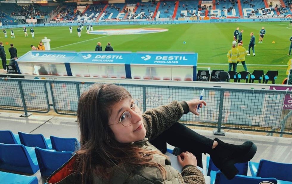 La ojeadora del RCD Espanyol de Barcelona, Andrea C. Orts, en las gradas del estadio del Willem II holandés.