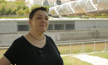 Ana Cabanés, secretaria de la asociación de vecinos Camino Alto San Isidro del distrito de Carabanchel, con el puente de Arganzuela al fondo.