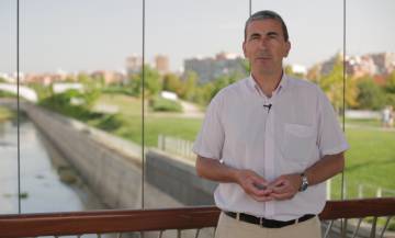 Juan José Fuentetaja, presidente de la asociación de vecinos Nudo Sur del distrito de Arganzuela, en el puente de Matadero.