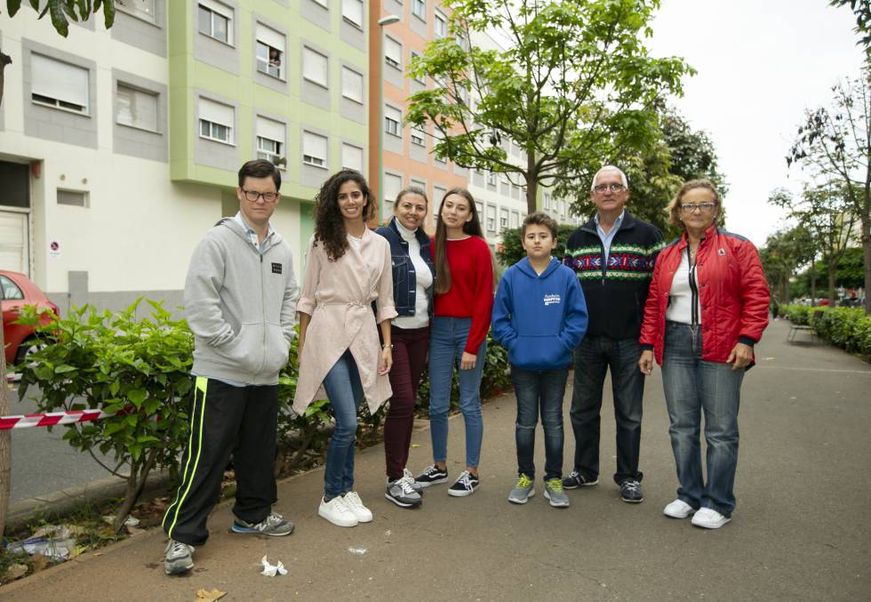 Padres e hijos de Barrios Orquestados junto con la trabajadora social Tatiana Sosa (segunda por la izquierda) en el barrio de Tamaraceite (Las Palmas de Gran Canaria).