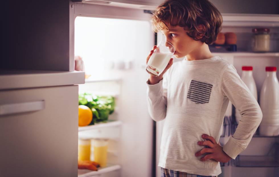 ¿Cuánto tiempo aguanta la leche fresca que compro en el supermercado?