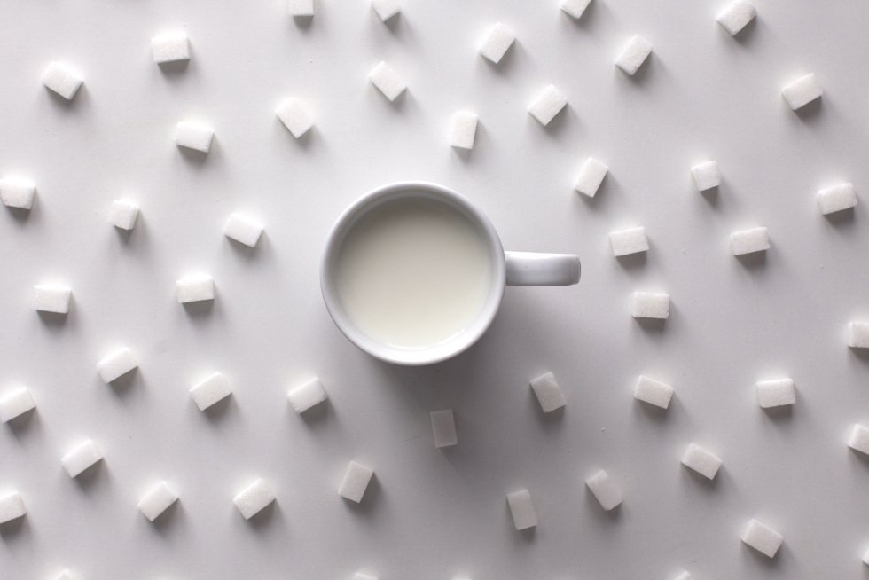  Es verdad. Pero lea atentamente antes de llevarse las manos a la cabeza. Se trata de  azúcar natural, no añadido , que se presenta en forma de lactosa, cumple funciones muy relevantes en nuestro organismo y se metaboliza de forma diferente al azúcar común (sacarosa).  Pero además la  European Dairy Association , en su  estudio sobre el azúcar en productos cotidianos  publicado en enero, cifra en solo un 4,7% el azúcar en la composición de la leche. De hecho, como se indica en  La leche como vehículo de salud para la población , se ha confirmado una menor incidencia de diabetes de tipo 2 asociado al consumo de productos lácteos. Puede deberse a que, por una parte, la lactosa en oposición a la glucosa y otros azúcares, no induce una respuesta insulinémica tan elevada. 